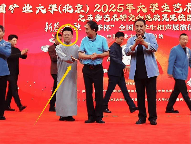 曹云金被冤枉了。
      
       徒弟李春艺上台拍照，本来站在姜昆老