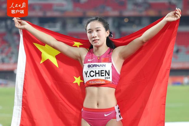 首次征战亚运会，17岁小将陈妤颉一战封神！
她跑出11秒06的优异成绩，一举拿下