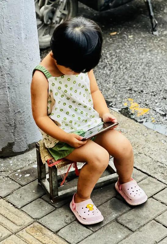 说“游戏害了年轻一代”，我不太认同。确实有部分年轻人沉迷游戏，有的家庭条件好就不