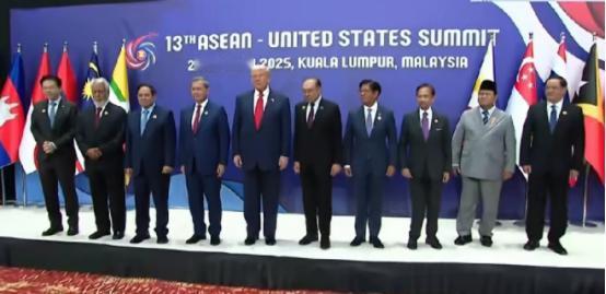 特朗普出尽风头，合影环节结束后，东盟十国领导人都依次退场了，而他却单独留下来任由