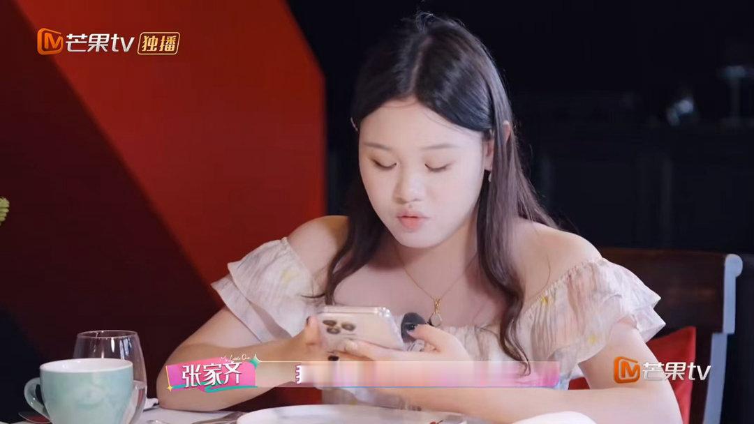 张家齐妈妈会直接上手干预张家齐张家齐妈妈没请过张家齐吃饭 《我家那闺女》里湿纸巾