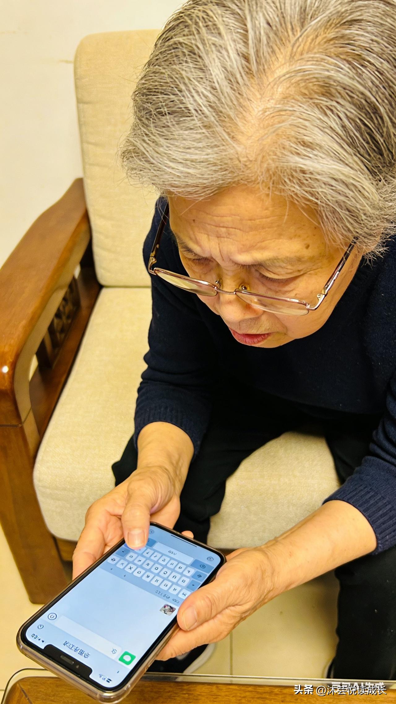 今天接到72岁小姑的电话，一开口就带着慌：
“侄女儿啊，你快帮帮我！我微信突然变