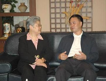 1977年9月，唐闻生被下放到“五七干校”劳动，从此她远离了工作多年的外交系统。