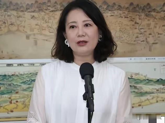 郑丽文访陆带回的十项大礼包，让民进党非常的尴尬，既想说点什么，又怕得罪选民！
