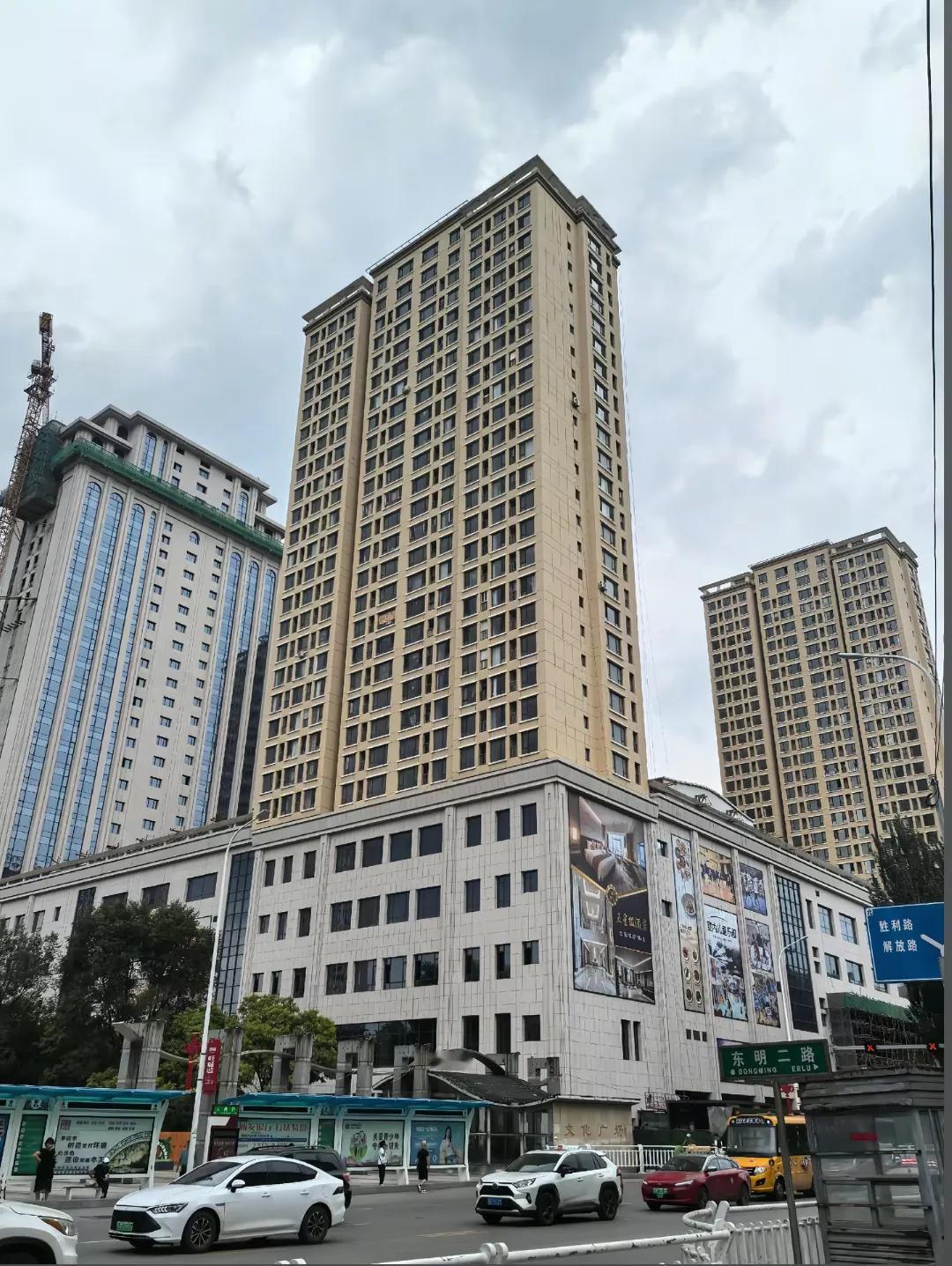 转眼间本溪已经立秋。可是位于站前三角地的大型购物中心还是没有任何开业的迹象，见此