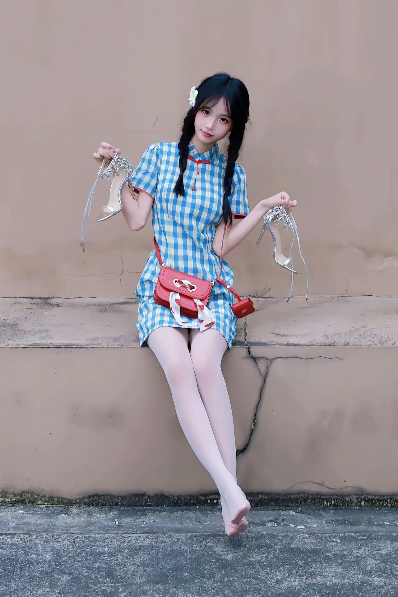 甜美少女风穿搭，蓝白格子裙搭配红色小包，脚踩高跟鞋，可爱又时尚！👗👠💄