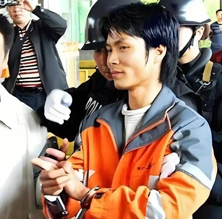 四川宜宾头号悍匪伍勇！曾经中考尖子生、有过军旅经历却走上绝路，军装钢盔红领巾袖标