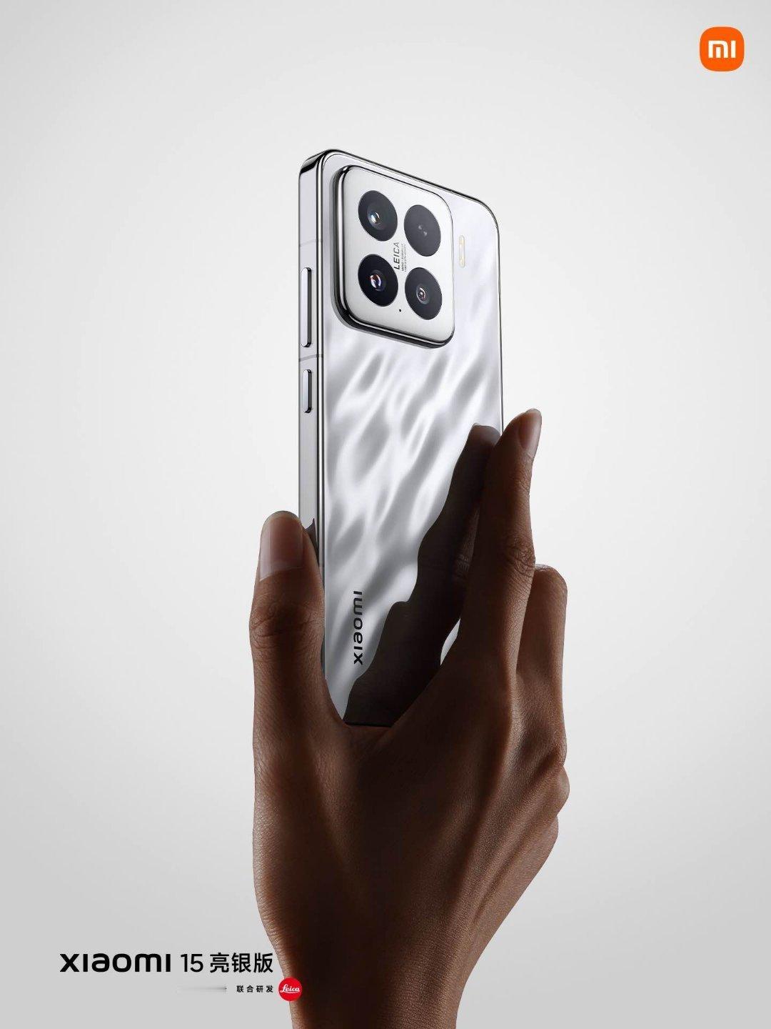 小米15这亮银这个颜色我觉得很特别，是那种以往没有的那种，有人想预定吗 ​​​