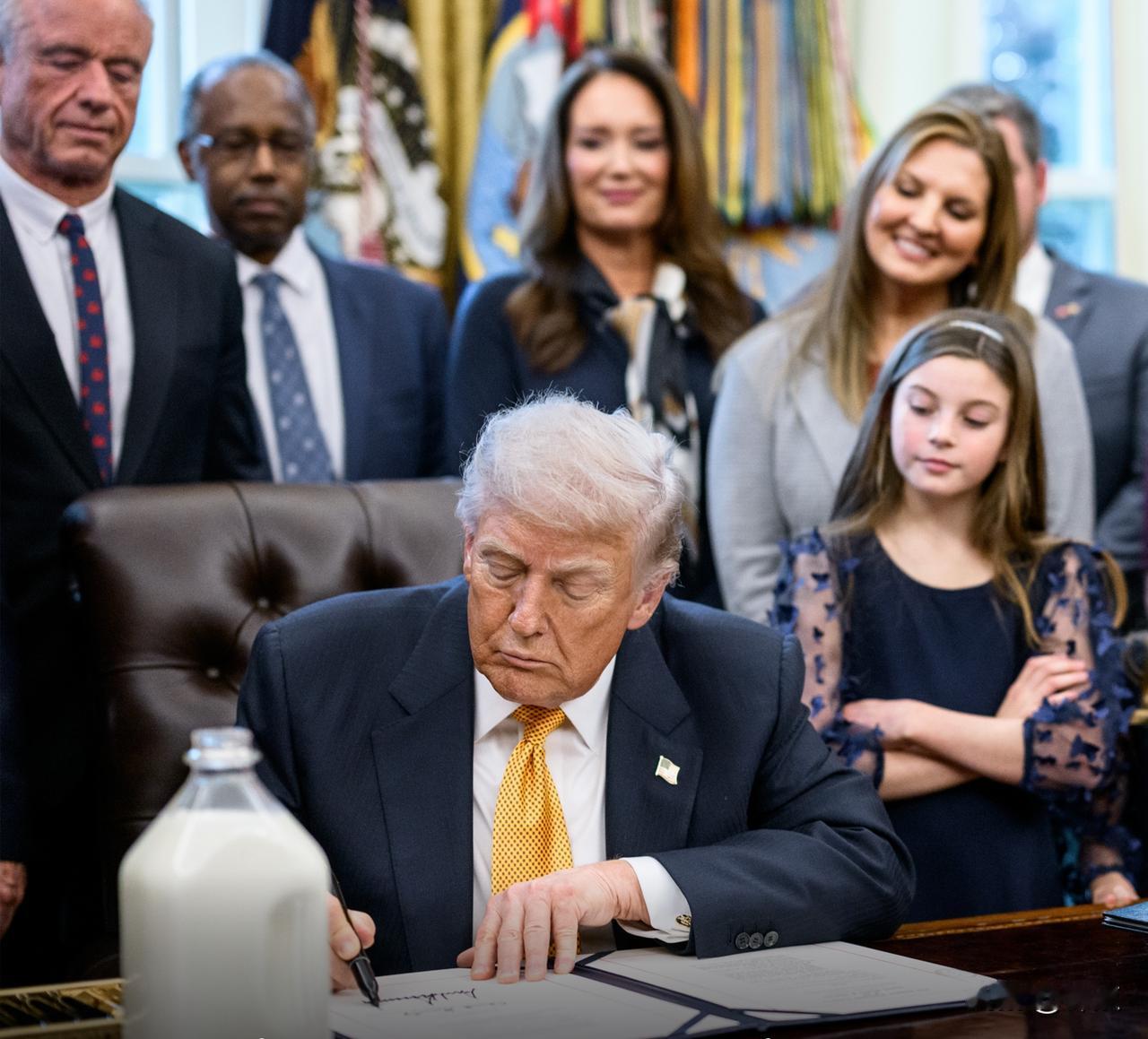 特朗普又造新口号：“让美国再次健康”。

这次，是美国总统特朗普签署了一项法案—