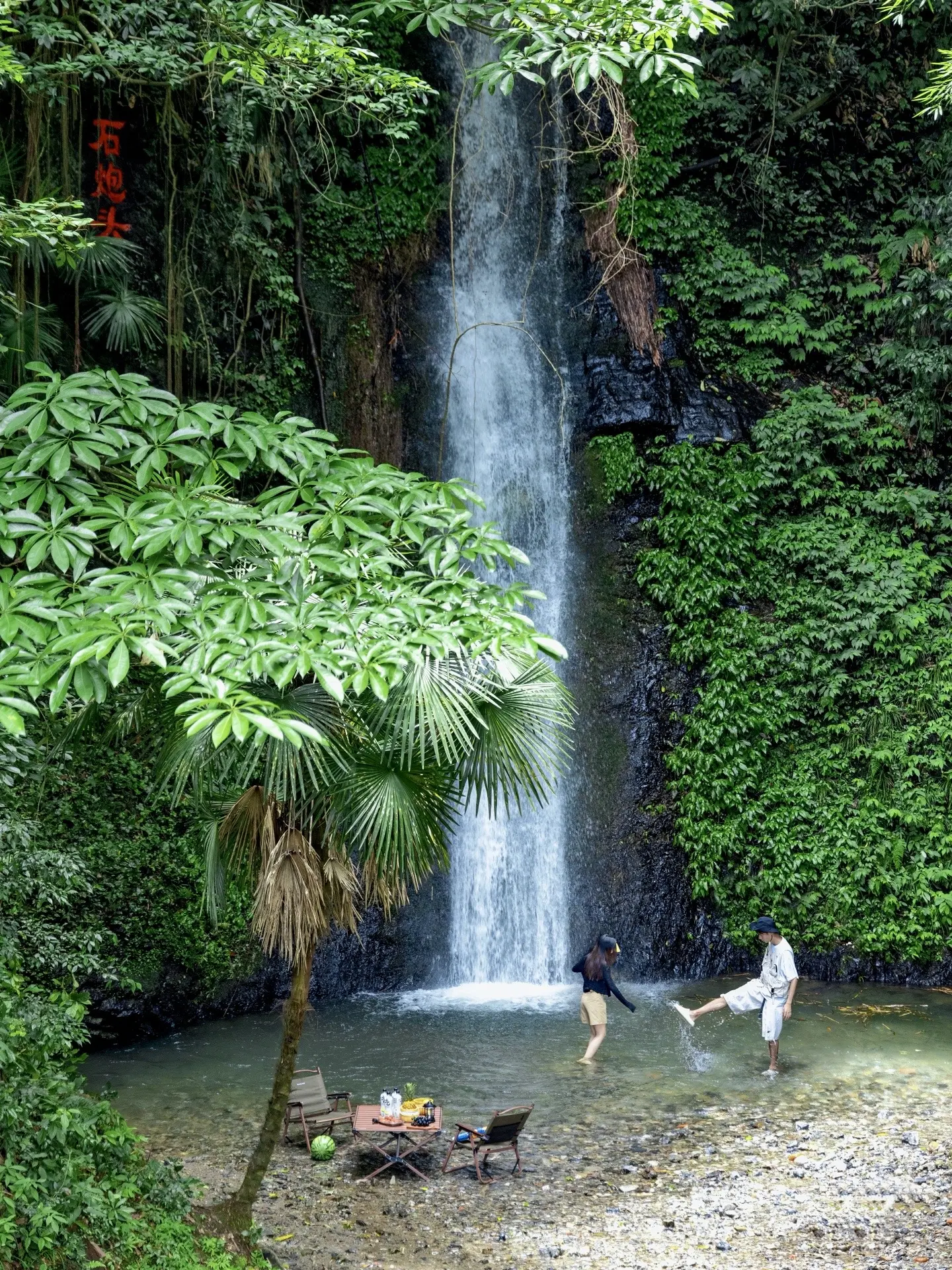 杭州99%人都不知道的玩水秘境❗️瀑布露营🍉
.
这暑期的杭州，也实在是太热了！！
刚好前几天刷到一个野生瀑布，看图片是个天然遮荫地，瀑布倾泻而下，聚成一个水潭，丝丝缕缕的阳光从林叶间洒下～有种热带雨林的感觉
.
光是看图片，都感觉比“空调房”清凉
于是我们决定立即驱车出发
.
