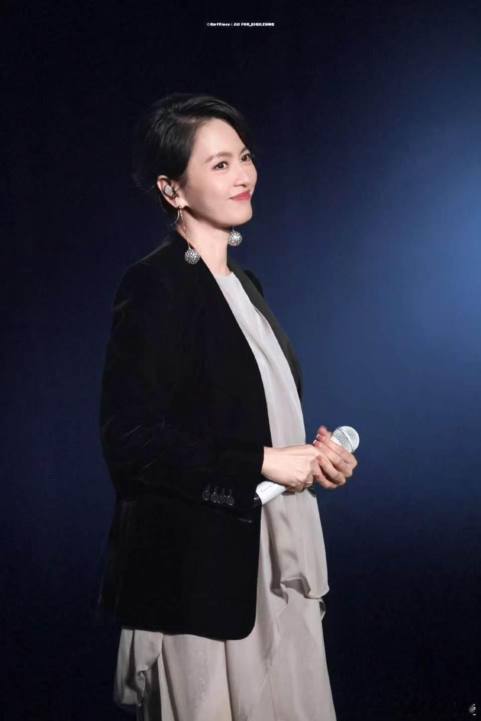 梁咏琪很喜欢听单依纯的歌国乐无双 两位才华横溢的音乐人相互欣赏，为音乐的搭档打下