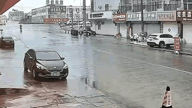 转回来再看看？
雨天路滑谨慎驾驶，看来摩托车的车把是锁死了，不然就是有意而为之，