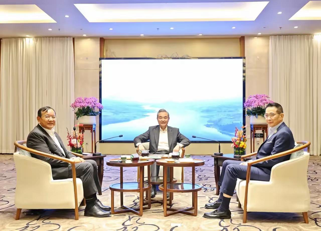 12月18日，王外长分别同柬埔寨副首相兼外交大臣布拉索昆、泰国外长西哈萨通电话，