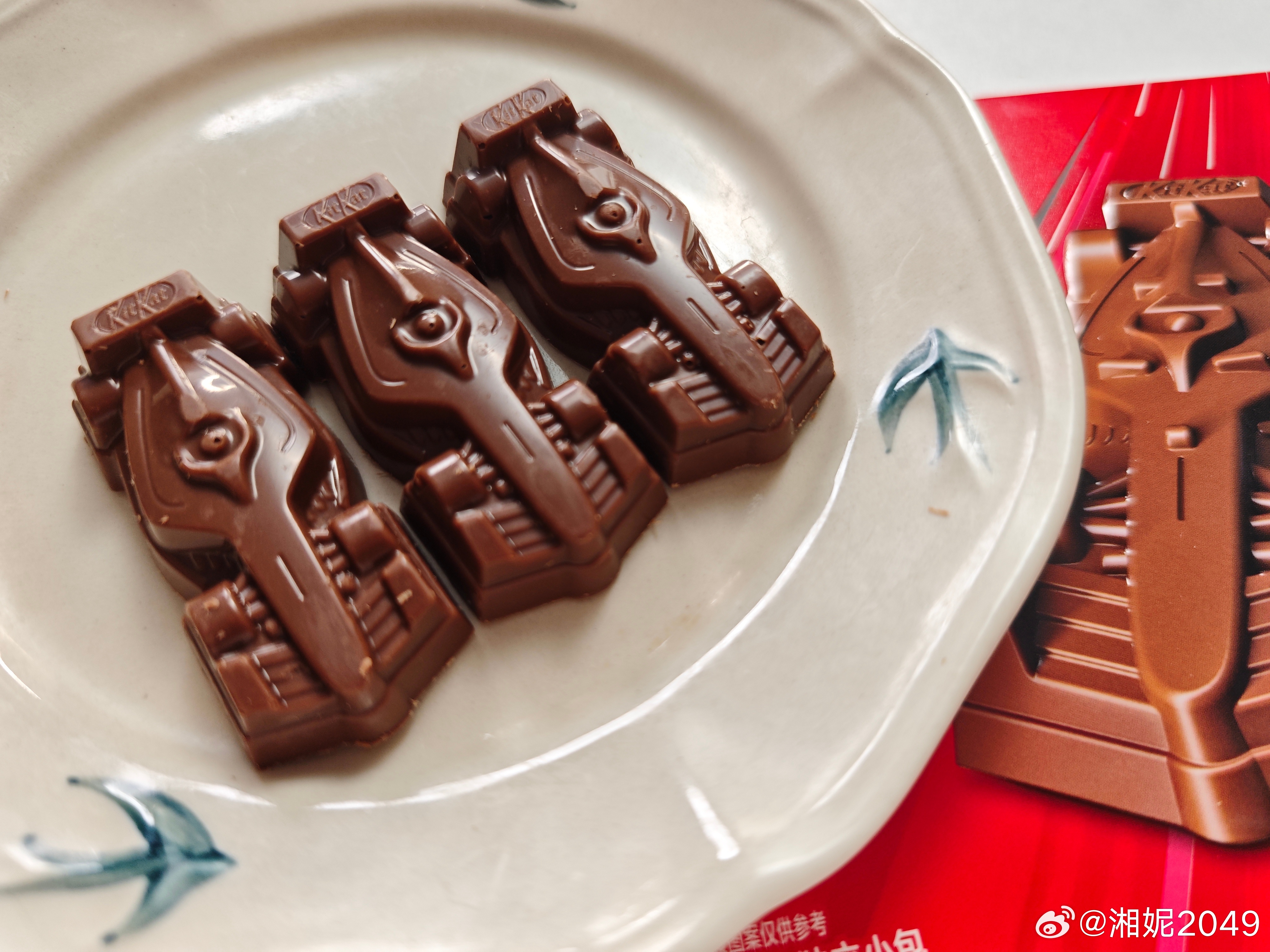 这个新品试吃了一下，感觉牛奶巧克力对我来说还是太甜了不过里面有脆香米嚼起来咯吱咯