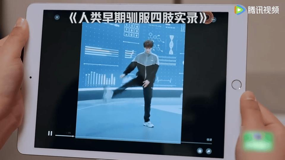 张凌赫跳舞 冷脸嘟嘴酷拽收尾开推团模仿分析的样子也超有爱，团宠团欺属性来回切换，