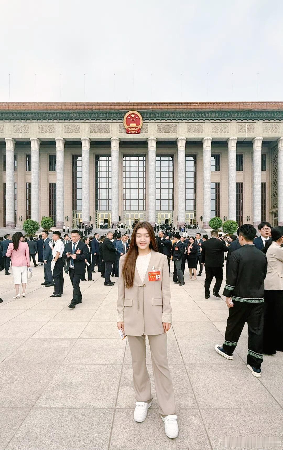 陈梦参加全国青联大会陈梦人民大会堂留念我们生在红旗下，长在春风里。优秀的卫冕冠军