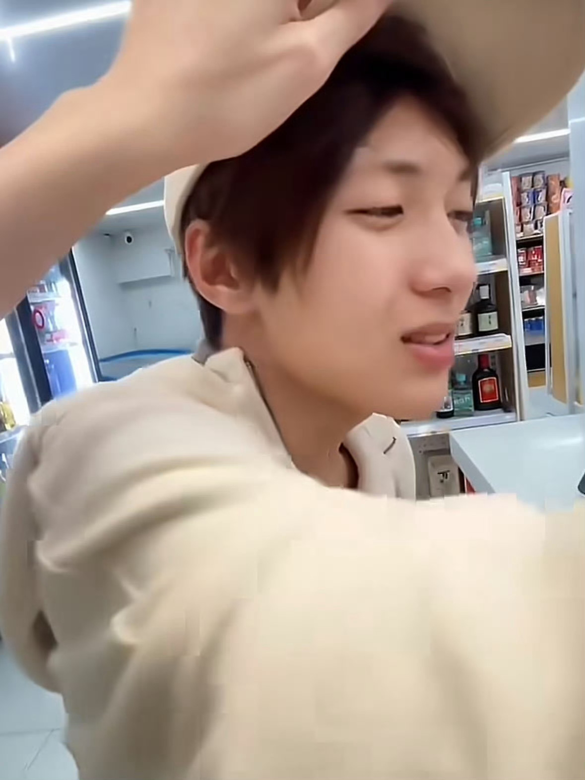 小澈瘦了好多我的妈呀之前那事我还没忘记呢哈哈哈 