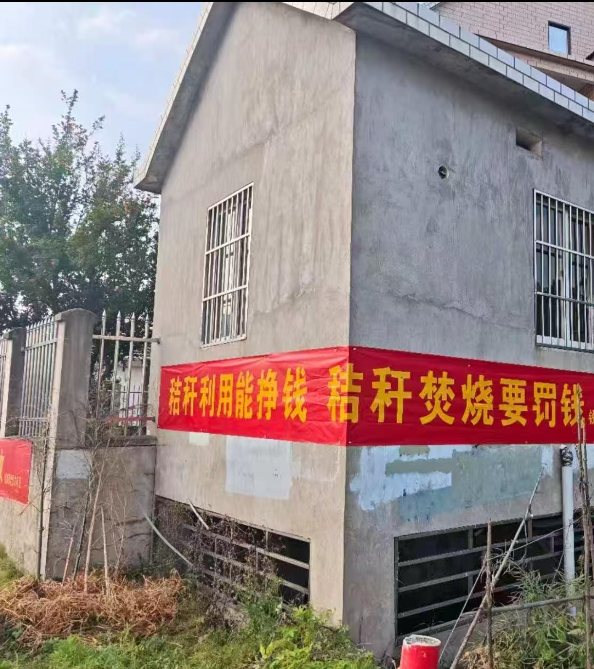 又到严查秸秆禁烧的季节了，乡镇进一步压实禁烧责任，白天巡，夜晚守，特别是高速公路