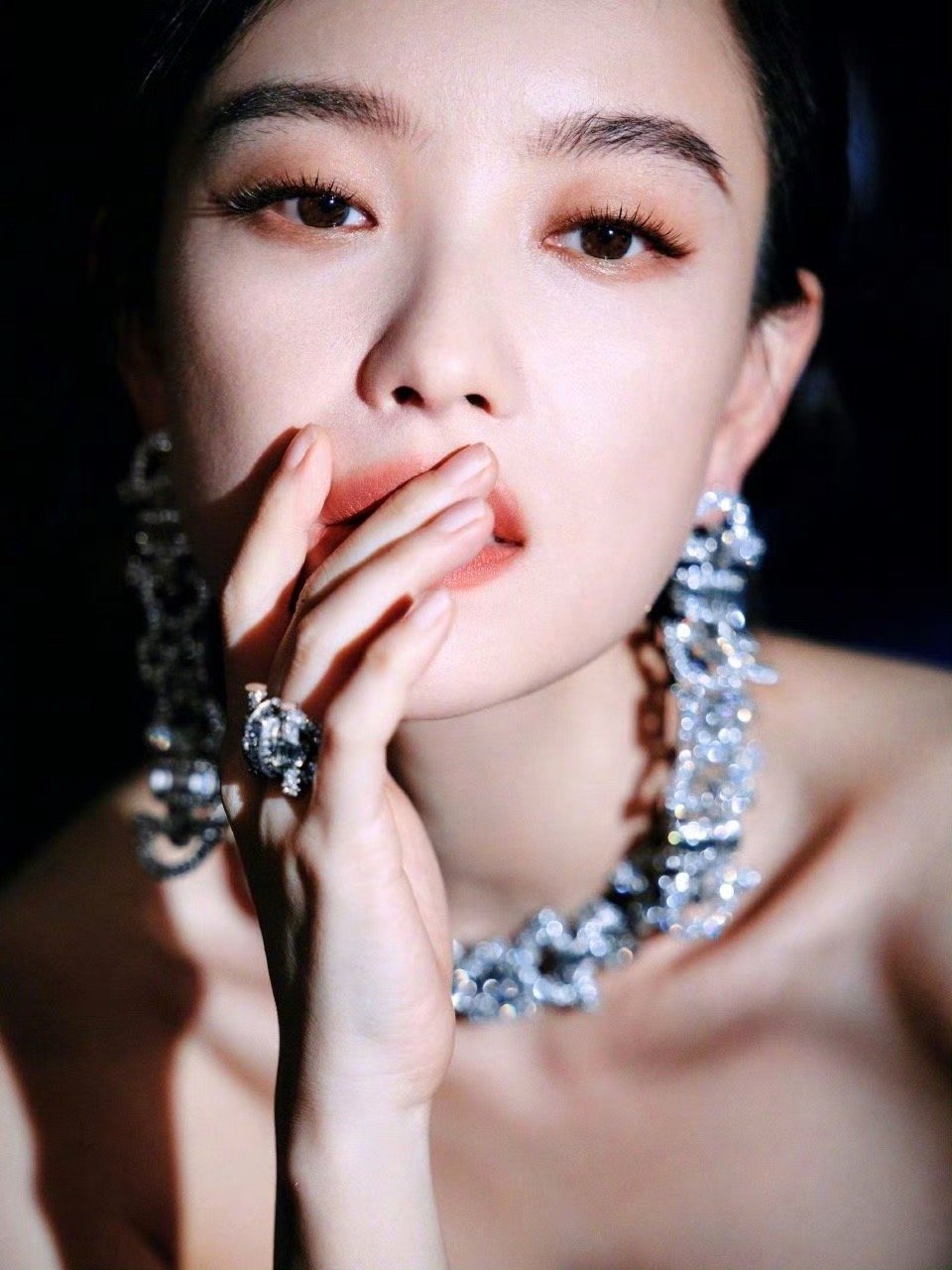 倪妮短发衬立体骨相，黑裙+肩颈线杀疯💥 钻石耳饰点睛，优雅与飒爽双在线，帅到犯