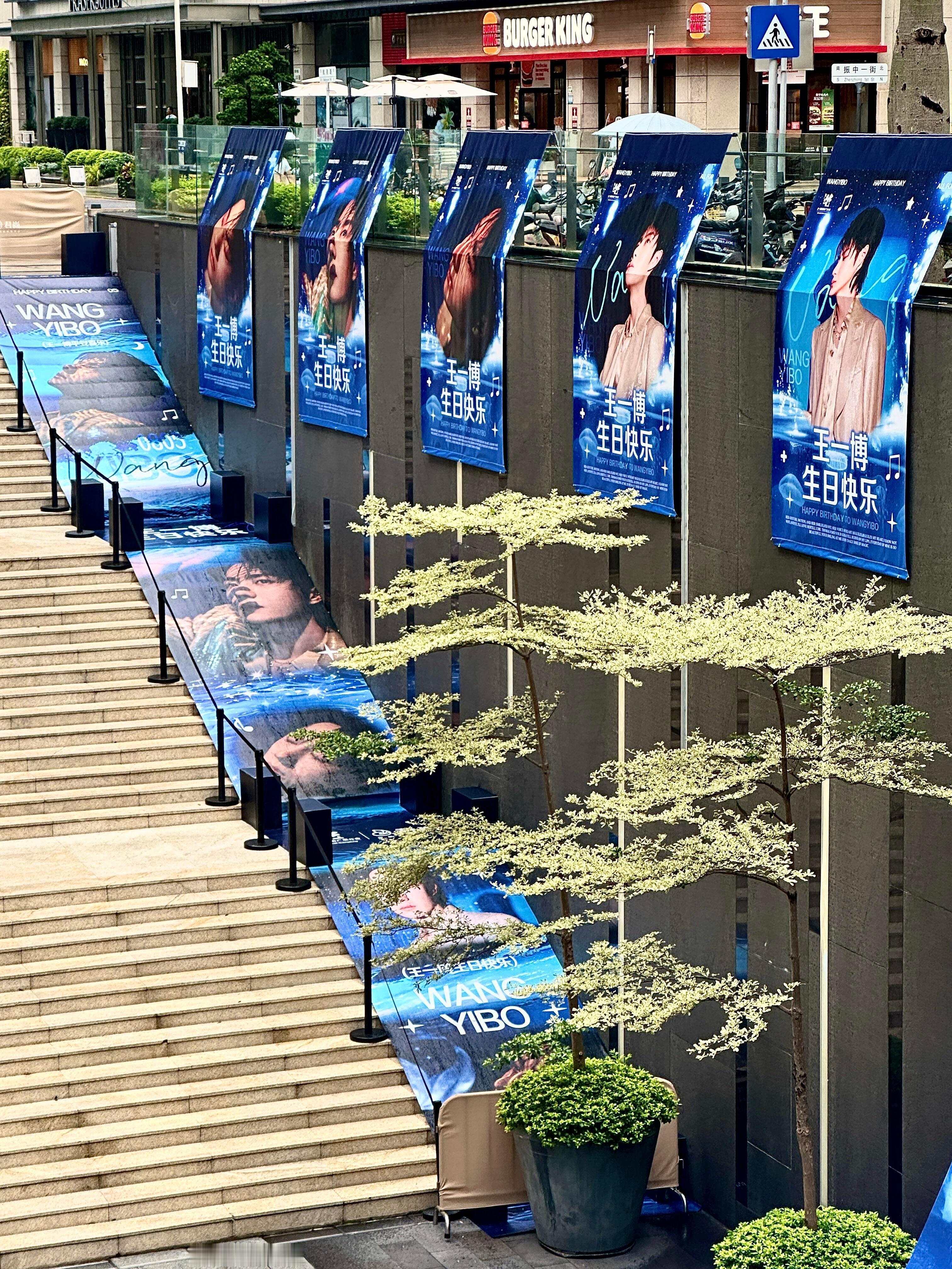 🎉🎉王一博独家水幕光影痛楼已落地啦！“王一博29岁生日全国独家水幕”氛围感拉