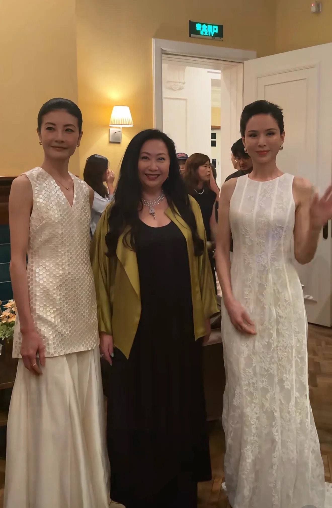 60岁李若彤与49岁“芭蕾皇后”谭元元同框，一位自律清冷，一位灵动贵气，这才是岁