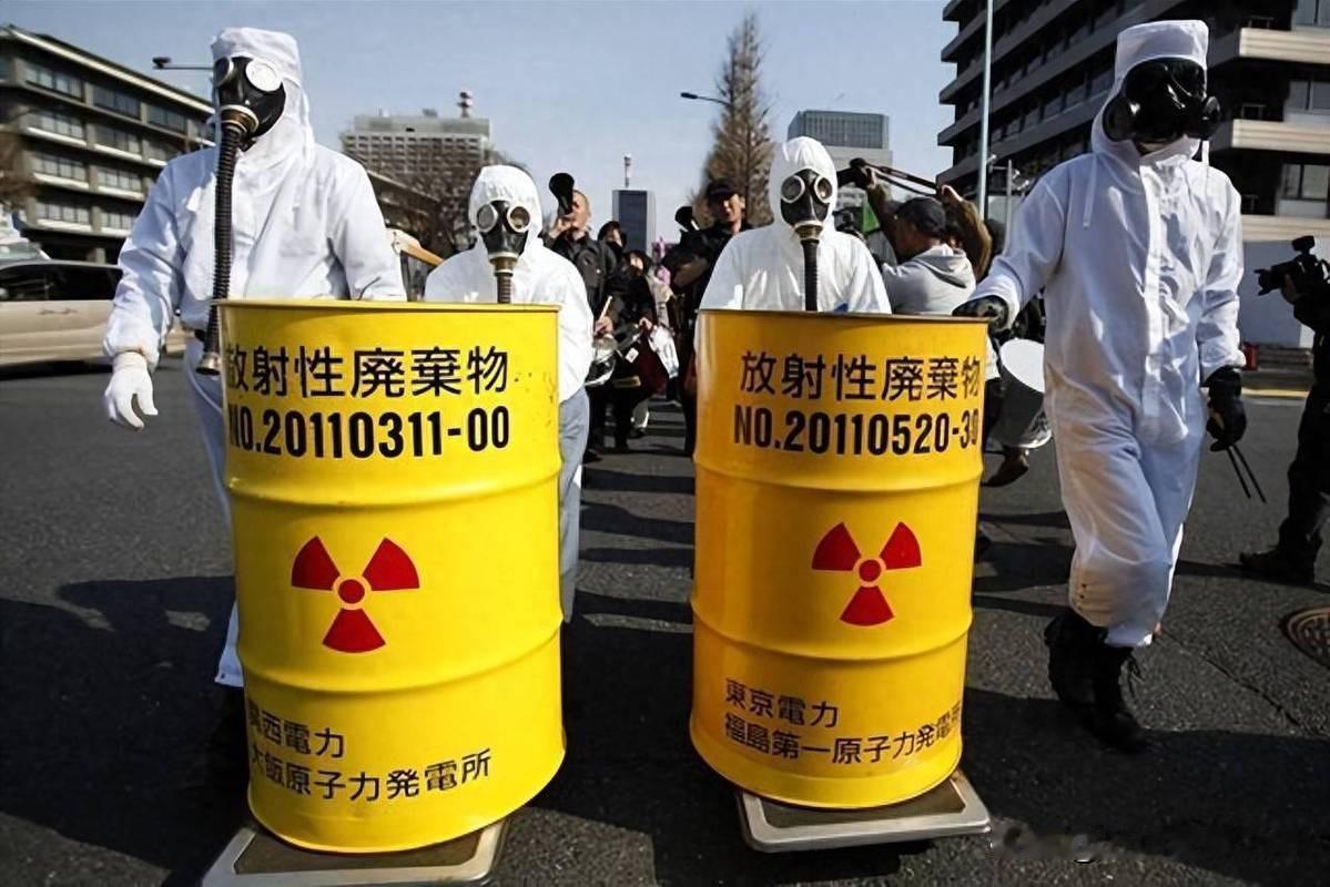 日本最近抛出的 "废核决议"，表面上喊着全球无核化的口号，实则暴露了其双重标准的