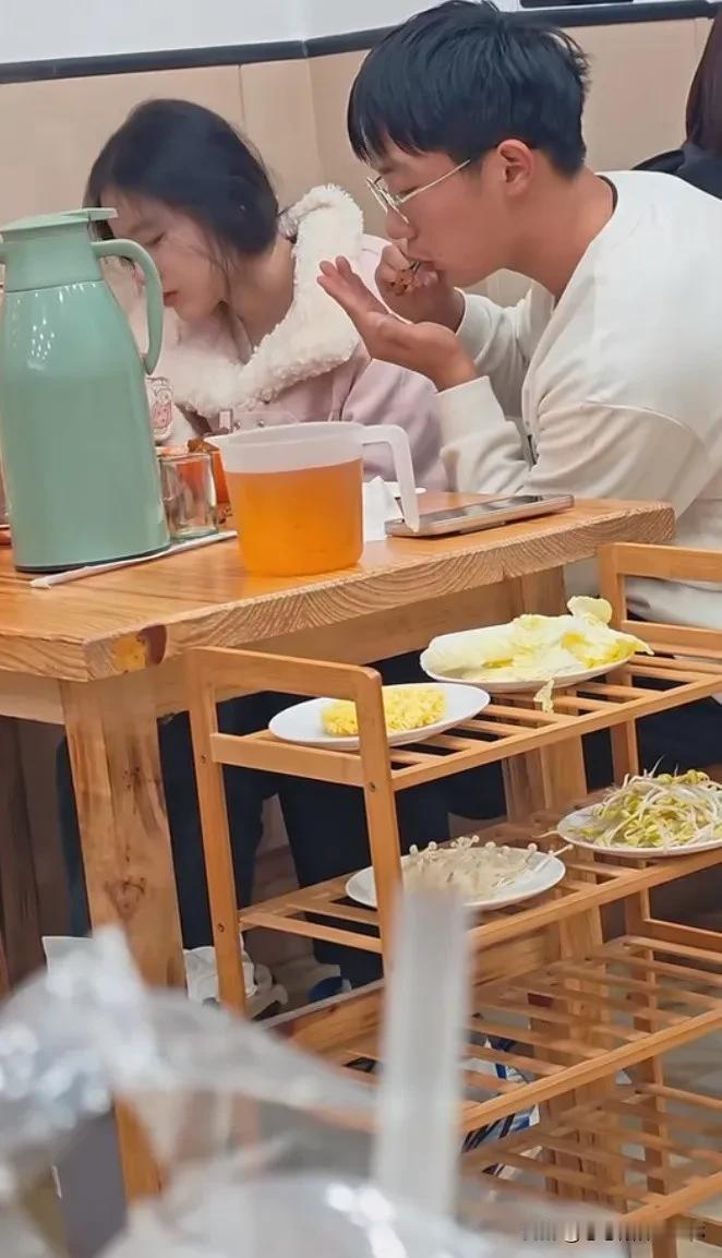 这种感情嘛，学生时代无忧无虑还好说，等毕业进社会，各种压力都来了，想保持原样就难
