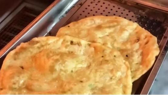 “请将枪口抬高一英寸！”河南一农村女子在县城开了一家早餐店，5张油饼收了15元。