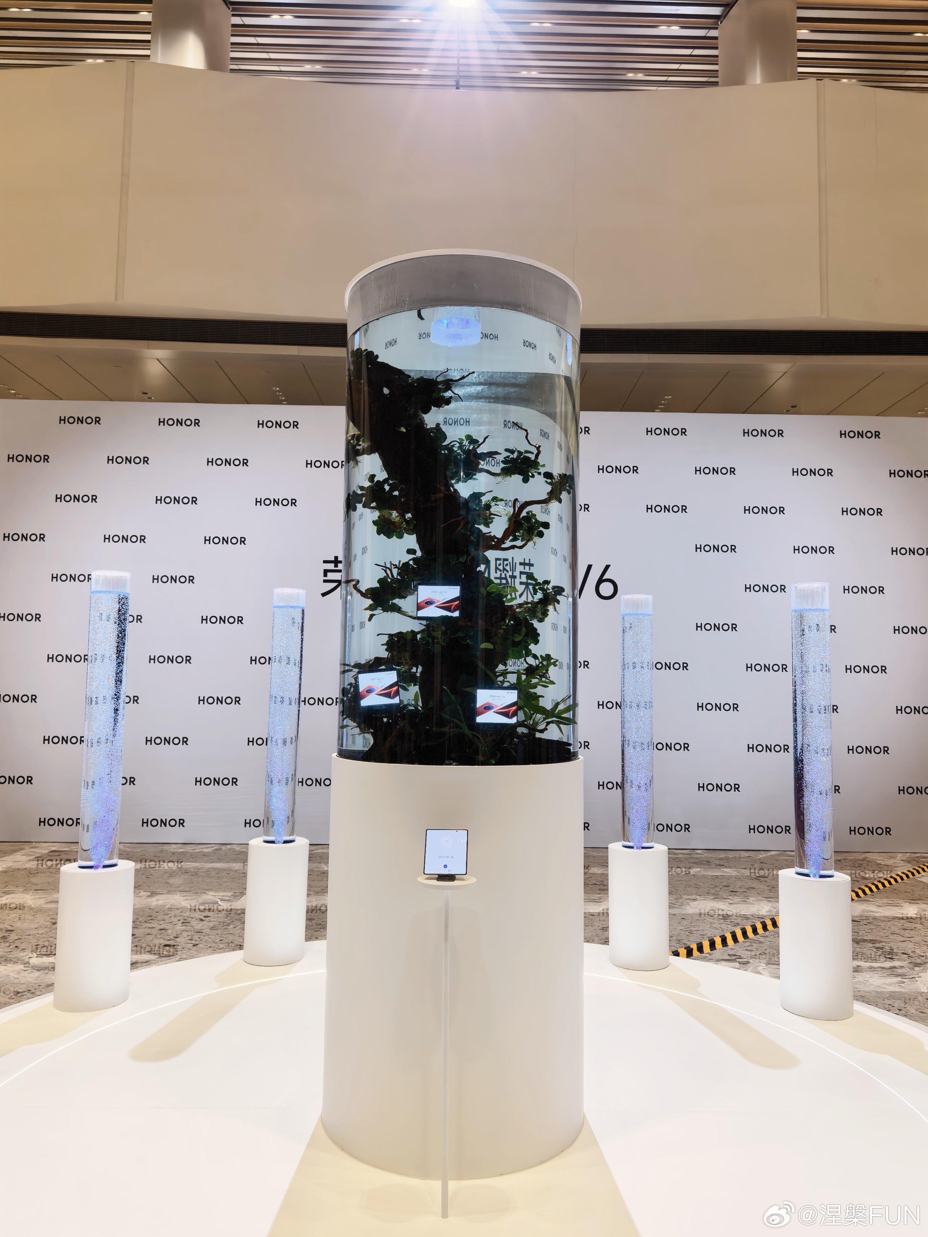 荣耀Magic V6 马上发布了，在进会场前，我看到了各种“折磨”手机的场景，有