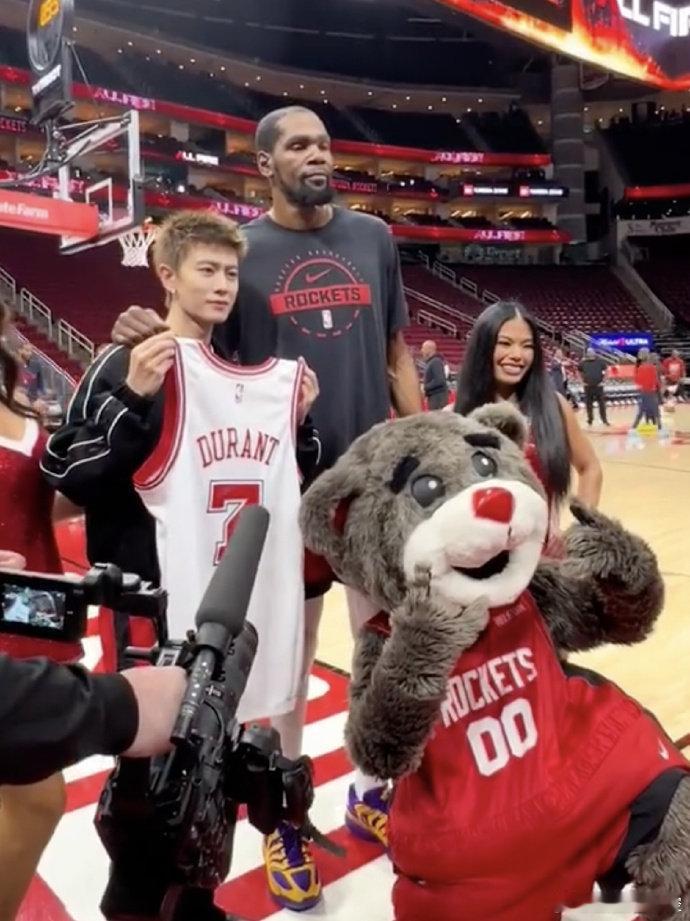 杜兰特想像任嘉伦一样帅笑不活了！杜兰特现场直言：“我也想像你一样帅！”任嘉伦送定