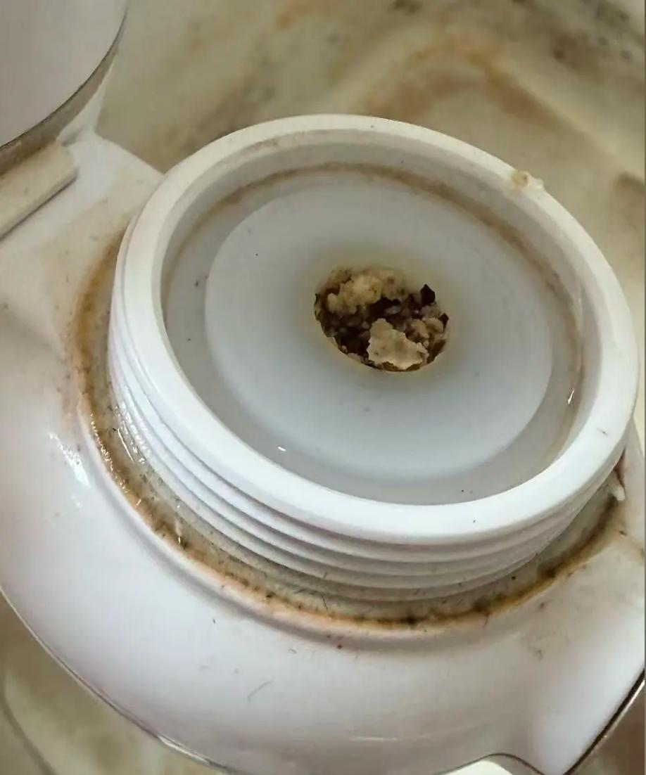 盐城工学院学生反映，宿舍自来水水质与水压问题突出，水流偏小，进水口常被小石子和水
