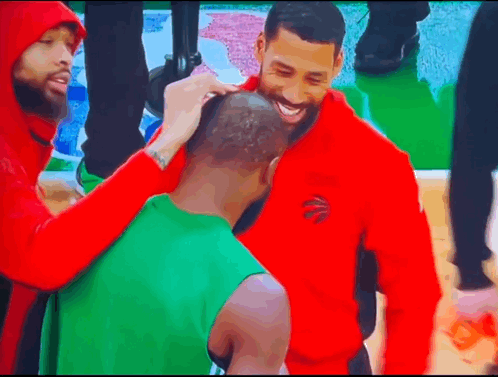 英格拉姆摸着杰伦的头说：兄弟，你没戴假发吧？