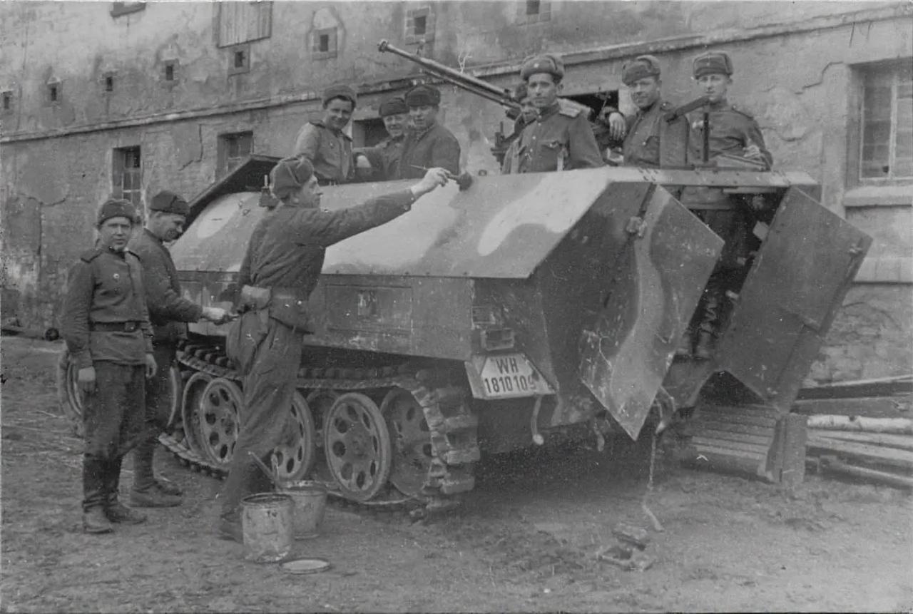 它就是大名鼎鼎的 Sd.Kfz.251，大家习惯以生产厂称呼它Hanomags，