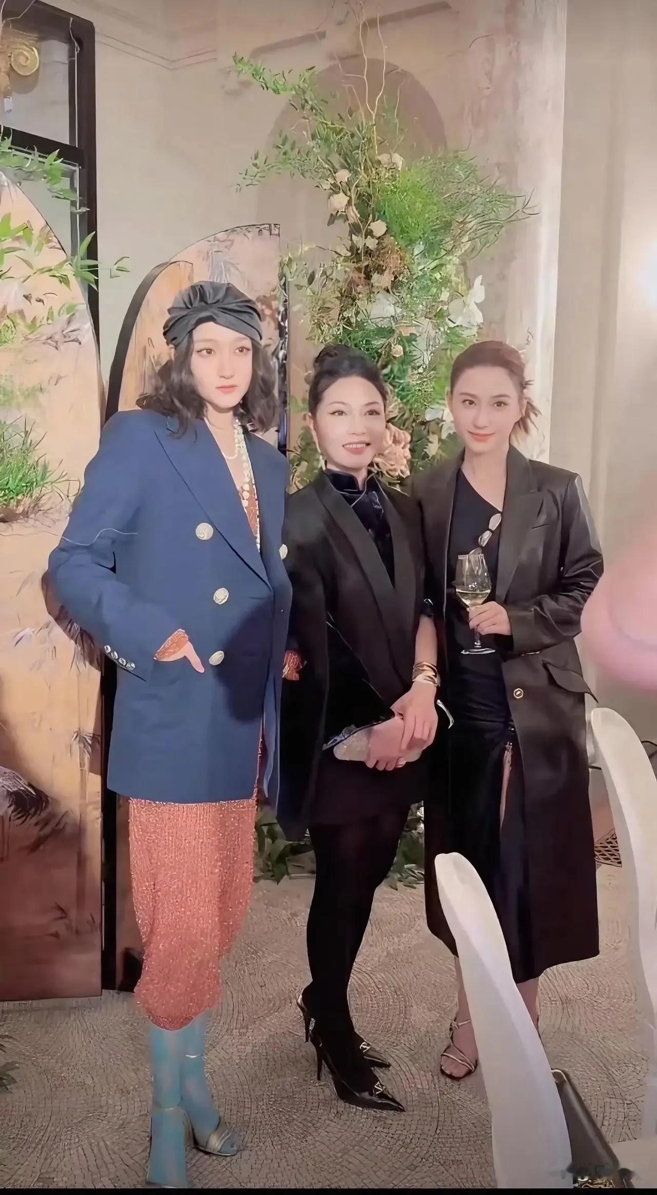 关晓彤和何超莲我认识，中间这位女士是谁？也非常有气质