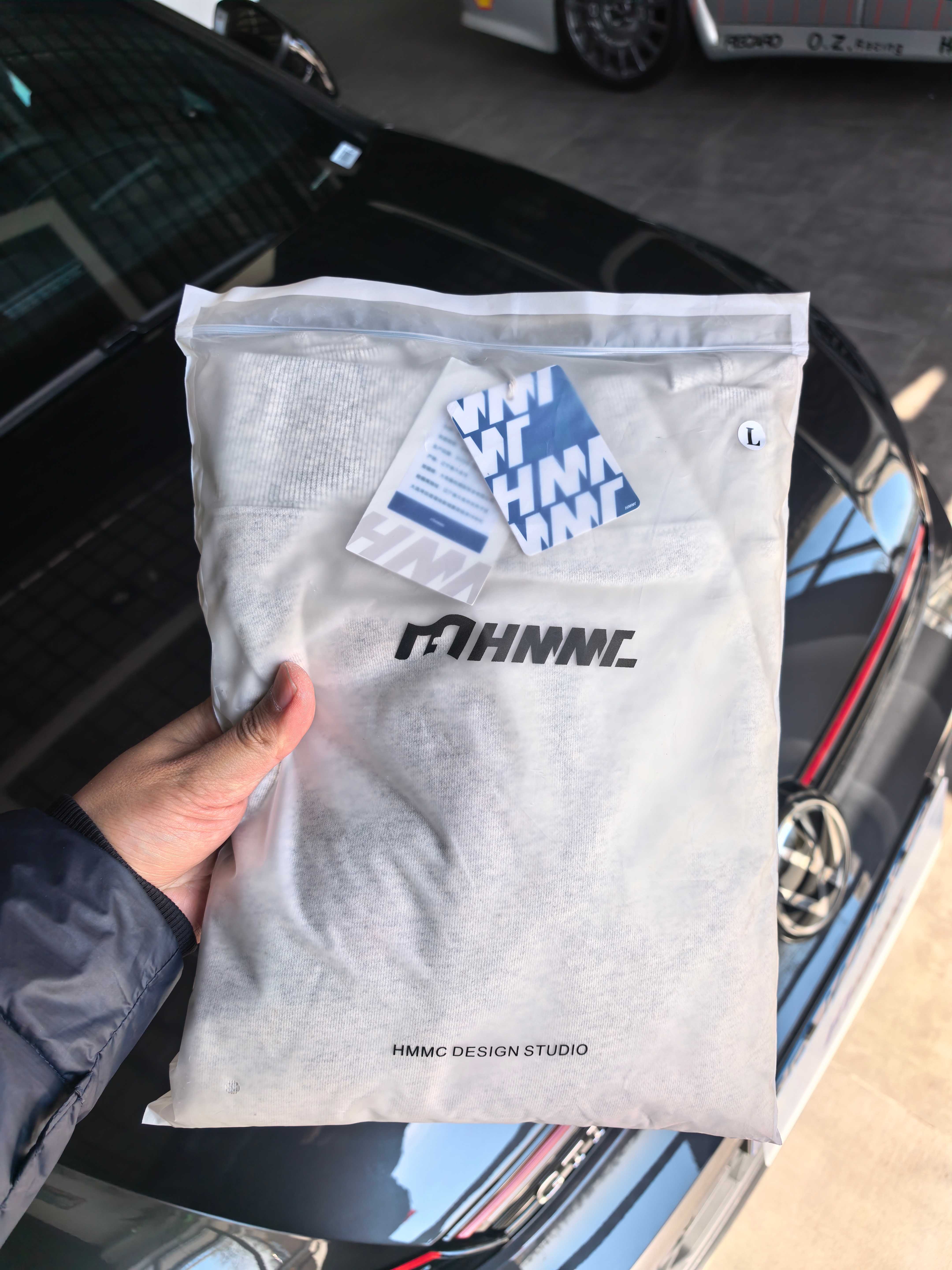 前年冬天的时候做了一批卫衣因为不断调整版型 包装 材质 吊牌做好的时候，夏天来了