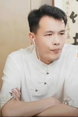 老七坤翔万分不舍老师们，他表示修整一两周或一两个月，将转型教学主播，不再做抖音才
