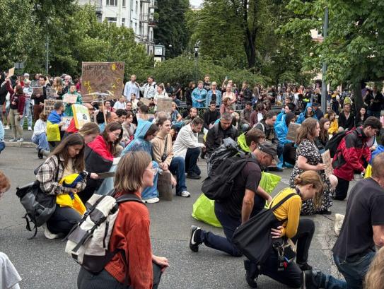乌克兰拒绝妥协的比例创下惊人纪录！乌克兰民众纷纷表态，反对削减乌军规模，反对率7