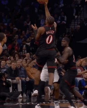 太夸张了！文班亚马想盖马克西的抛投，跳在空中瞬间判断出在动就是干扰球，硬生生收回