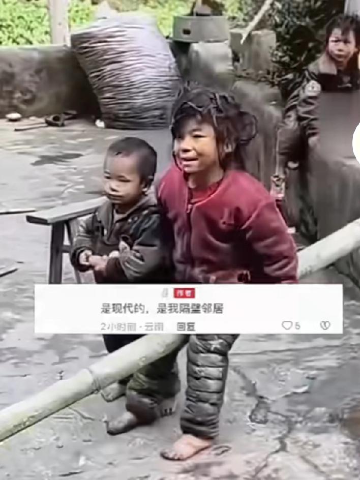 三个孩子冬天穿的就这么单薄，妈妈是远嫁一人带三个孩子，好心人送来的衣服鞋子都被孩