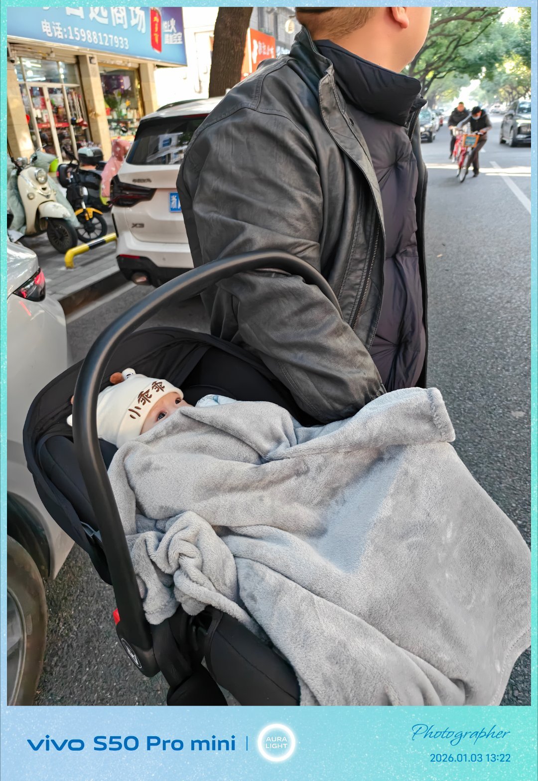 这小子不爱被抱着，出去要么推车要么安全提篮，坐着安安静静，抱着就哭唧唧，这个习惯