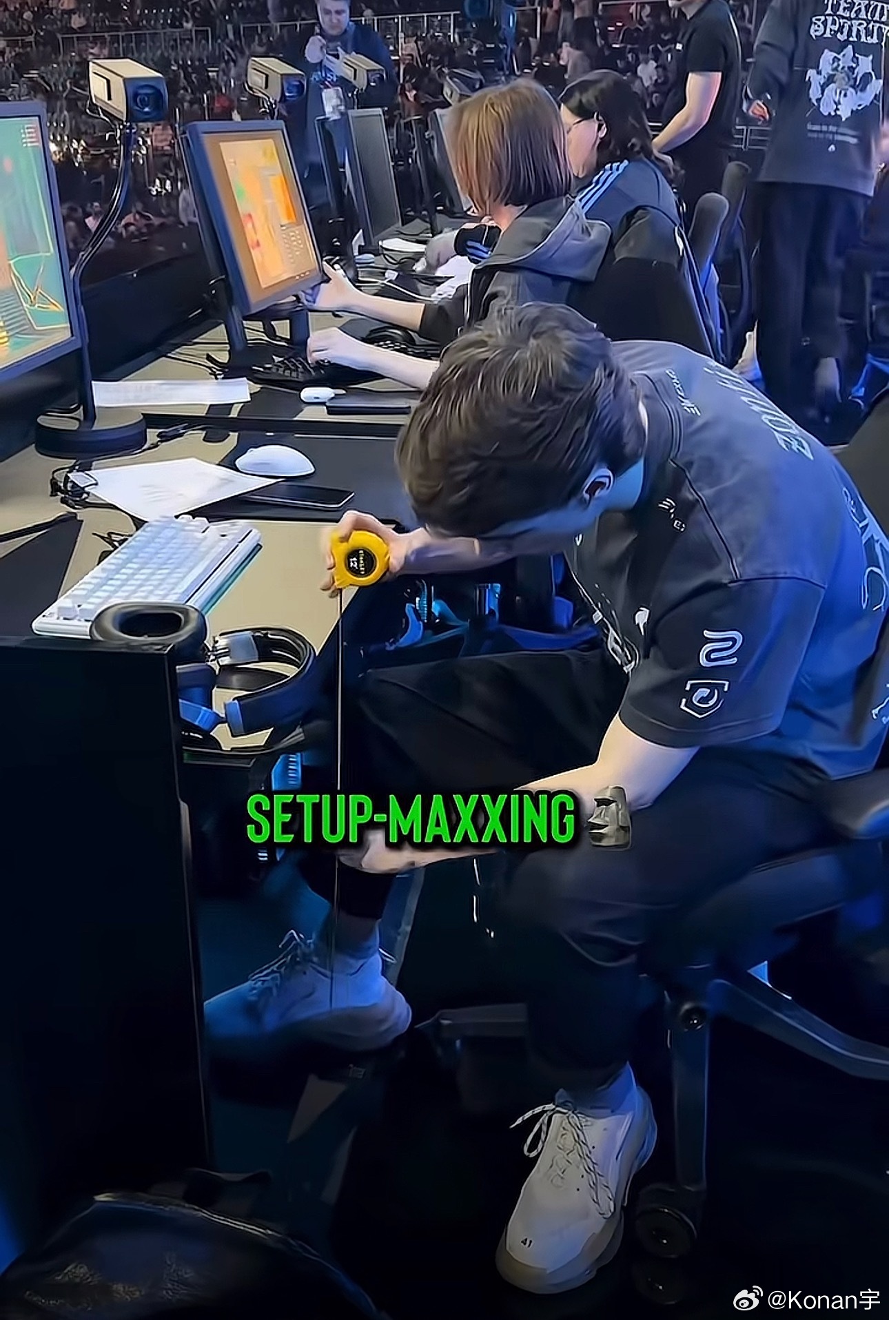 我去，cs2职业选手赛前还专门带个卷尺在那调显示器键盘间距，桌椅高度，调试设备都