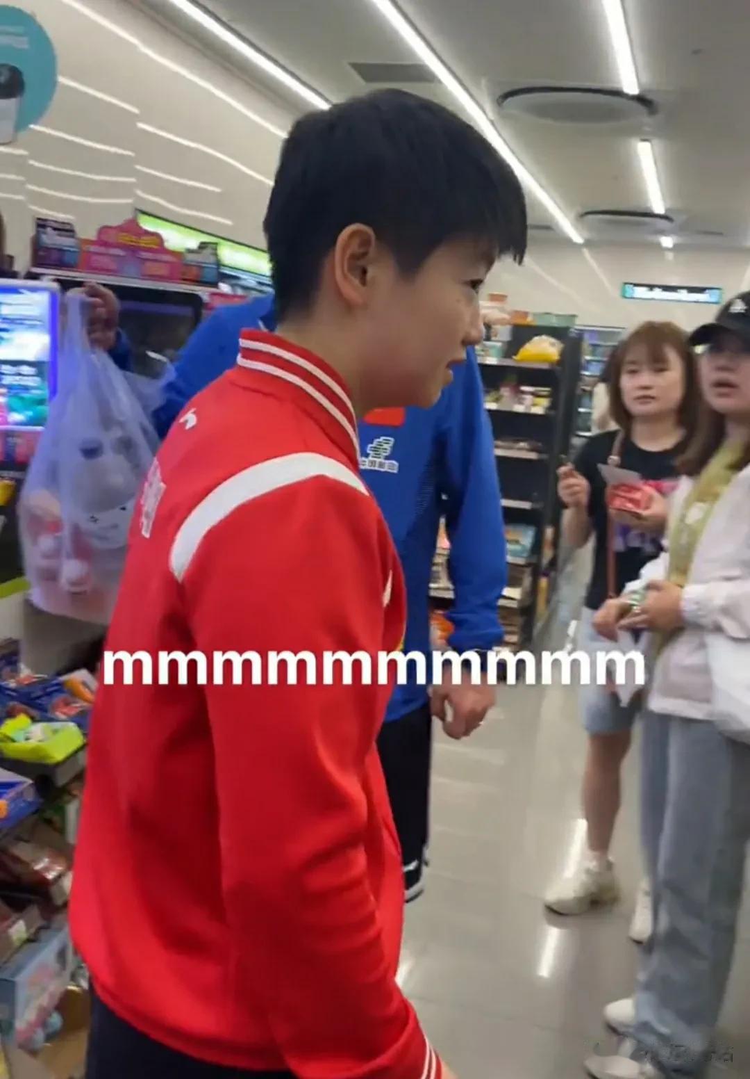 暖暖的师徒情，邱贻可陪孙颖莎逛韩国小超市。
邱老师对莎宝就像是一个老父亲对自己的