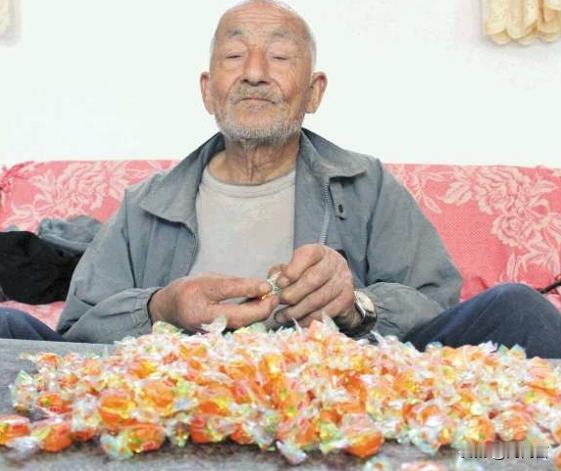 20年，吃掉14吨糖！山东一95岁高龄的老大爷，不吃糖就难受，于是就被孩子带来医