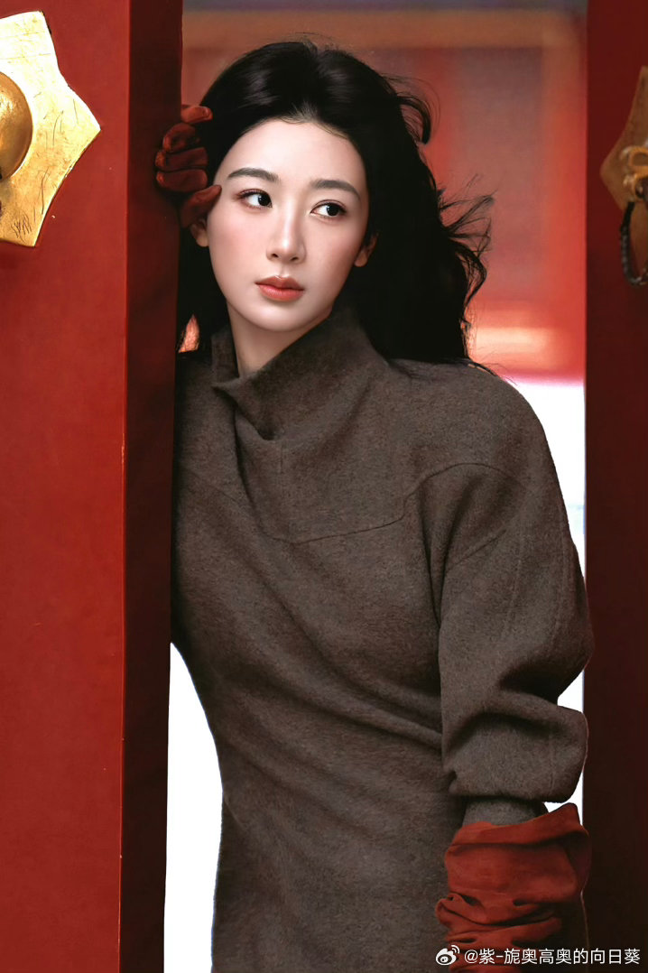时尚COSMO金九内页 💜杨紫董竹君 💜杨紫 作为演员，在形形色色的故事长大