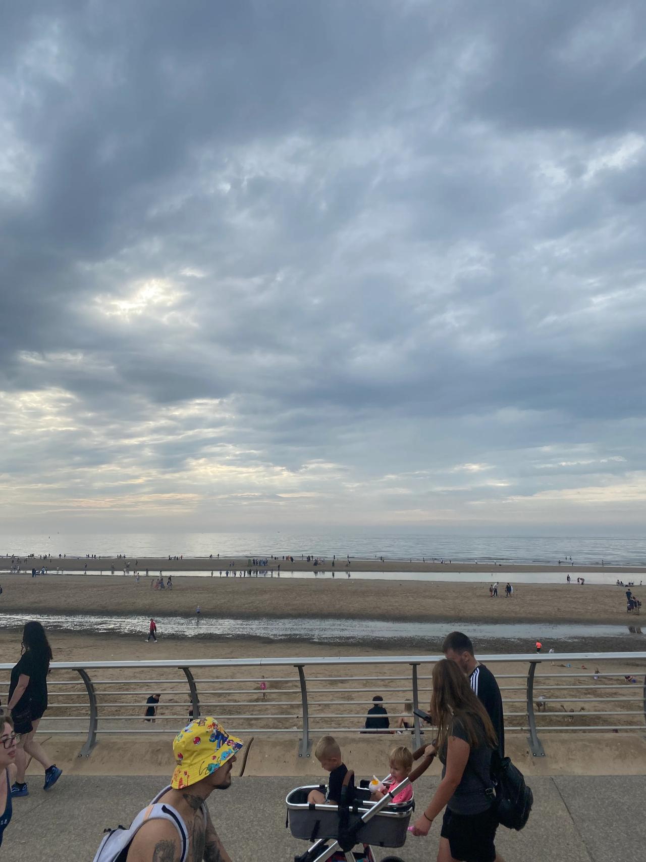 英国的海边小镇黑谭 Blackpool，还不错吧！