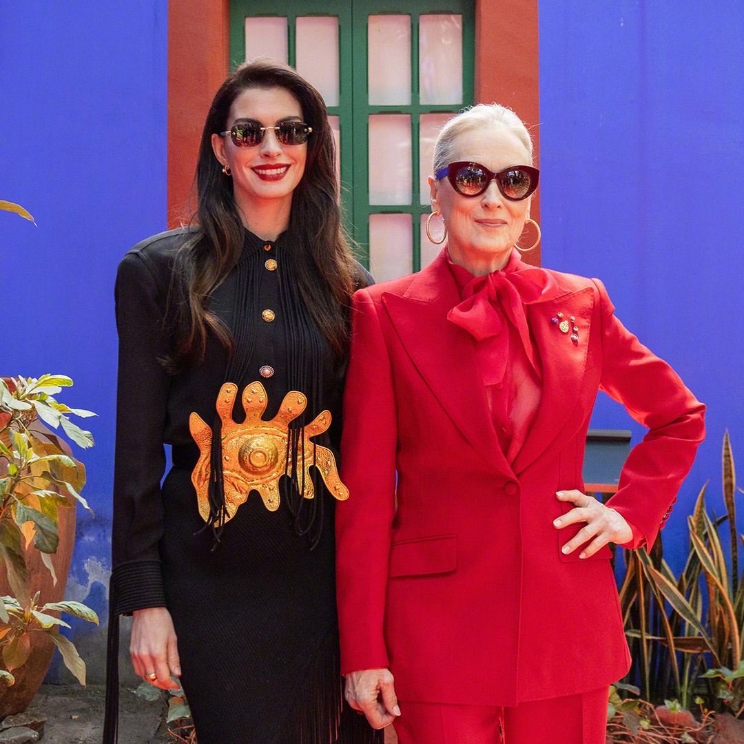 《穿普拉达的女王2》两位主演梅丽尔·斯特里普和安妮.海瑟薇现身墨西哥城正式启动了