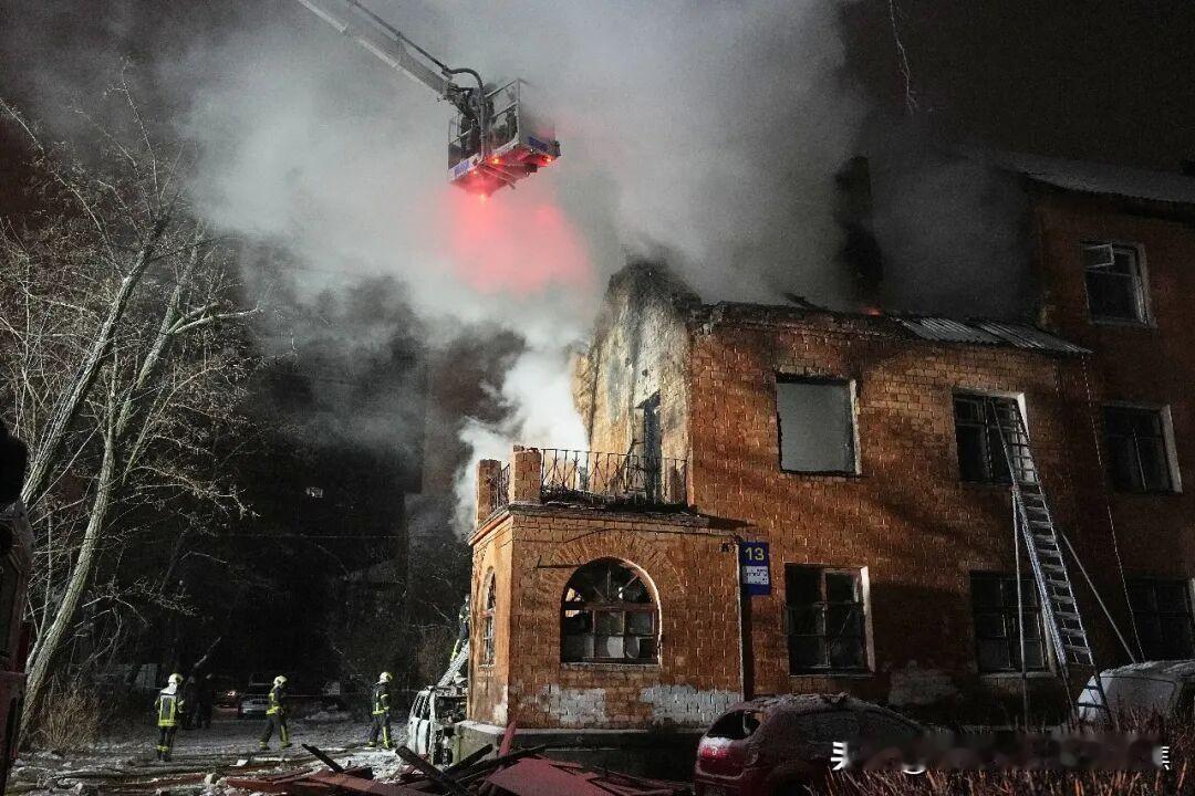 袭击普京官邸的报复来了俄罗斯使用“榛树”导弹袭击乌克兰泽连斯基吓得钻进了防空洞俄