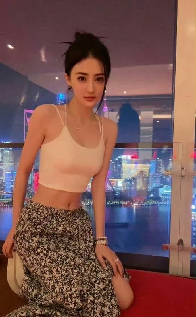 别再冤枉碎花裙显胖了。
徐璐的黑底碎花裙侧缝“掏空”三公分，视觉重心瞬间上提，腰