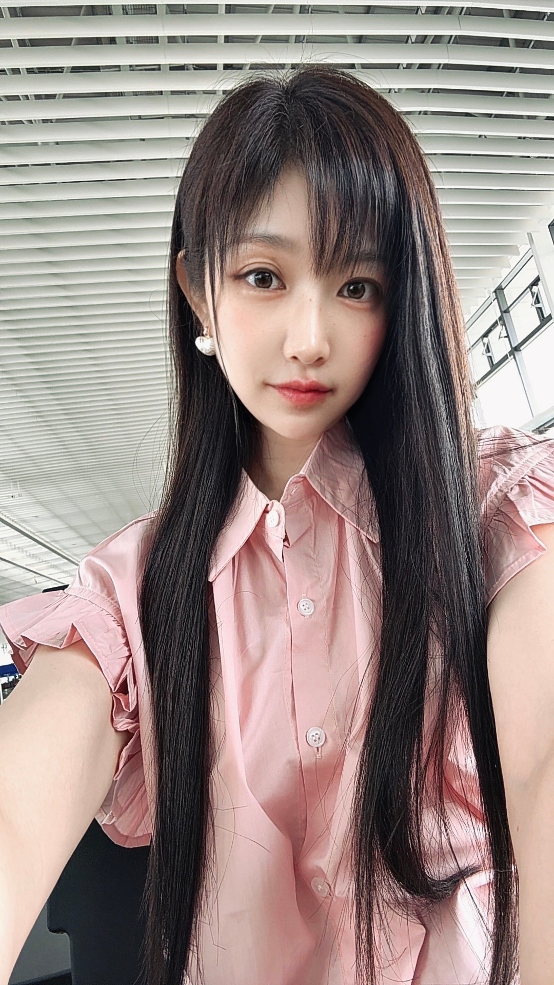 还有好久才登机，臭美一下，其实我明天清晨才能到东京，还得在香港停七个小时，还好可