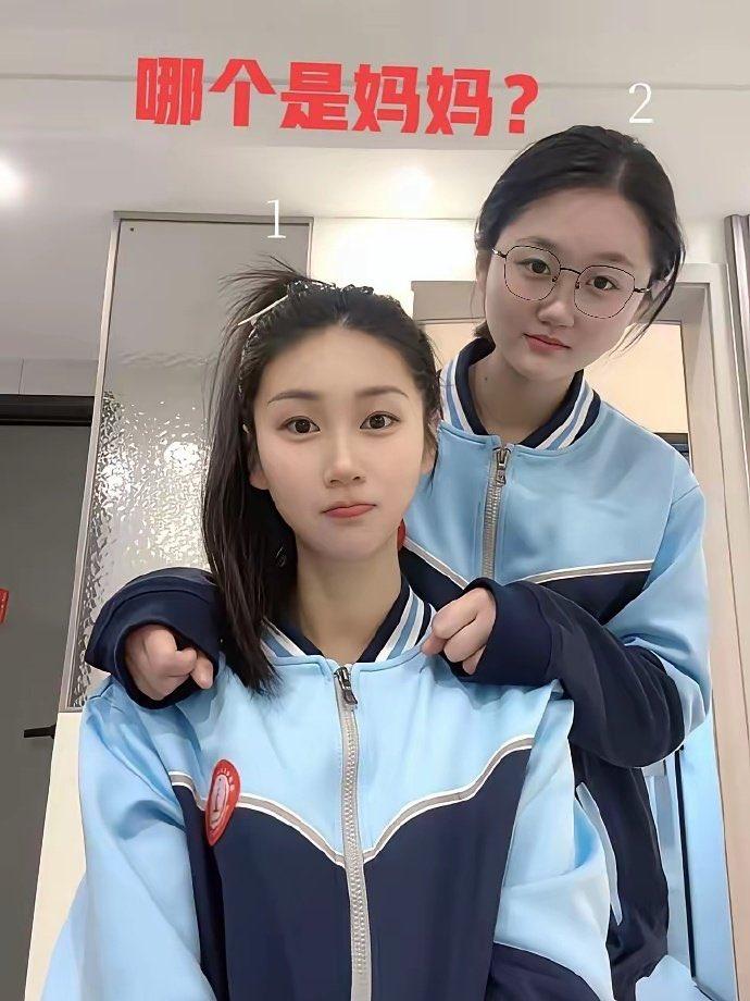 这我还真的分辨不出来。
如果一号是妈妈，那二号应该上出口，看起来也不违和。
如果